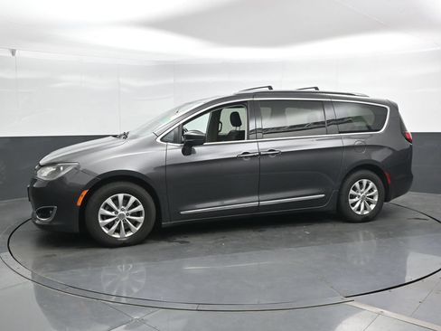 Used 2018 Chrysler Pacifica Touring-L FWD image 9