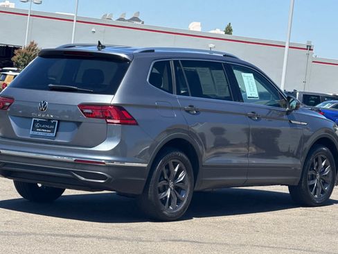 Used 2023 Volkswagen Tiguan SE w/ Panoramic Sunroof Package FWD image 2