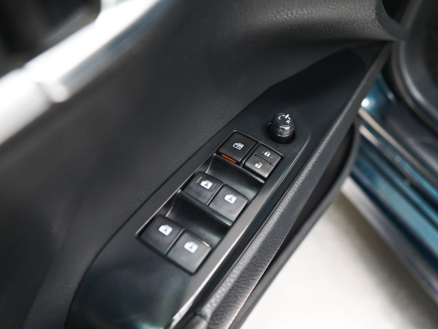 Used 2020 Toyota Camry SE w/ Convenience Package FWD image 11