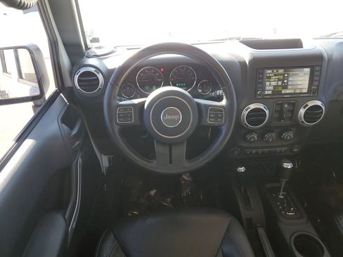 Used 2015 Jeep Wrangler Unlimited Sahara w/ Connectivity Group AWD/4WD image 18