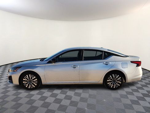 Used 2024 Nissan Altima 2.5 SV image 2