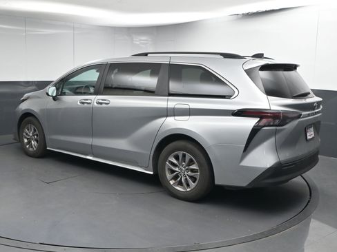 Certified 2024 Toyota Sienna XLE image 6