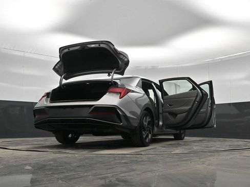 Used 2025 Hyundai Elantra SEL image 44