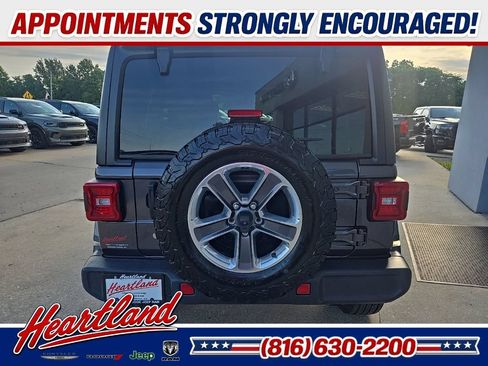 Used 2018 Jeep Wrangler Unlimited Sahara AWD/4WD image 9