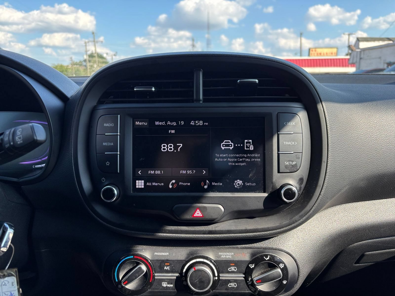 Used 2025 Kia Soul LX w/ LX Technology Package FWD image 19
