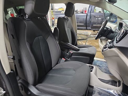 Used 2023 Chrysler Voyager LX image 10