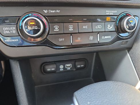 Used 2017 Kia Niro LX FWD image 25