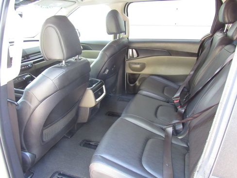 Used 2025 Kia Carnival FWD image 13
