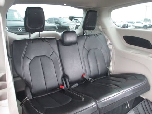 Used 2023 Chrysler Pacifica Touring-L AWD/4WD image 22