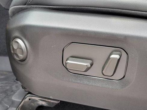 Used 2025 Jeep Gladiator Rubicon w/ Convenience Group AWD/4WD image 11