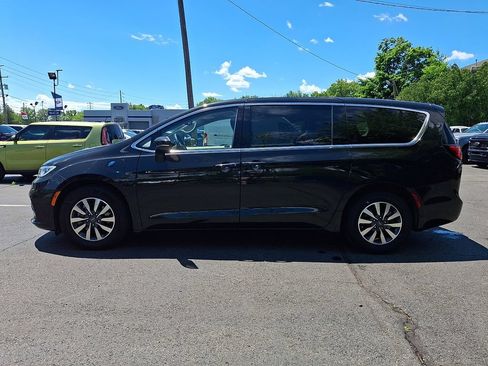 Used 2023 Chrysler Pacifica Touring-L FWD image 4