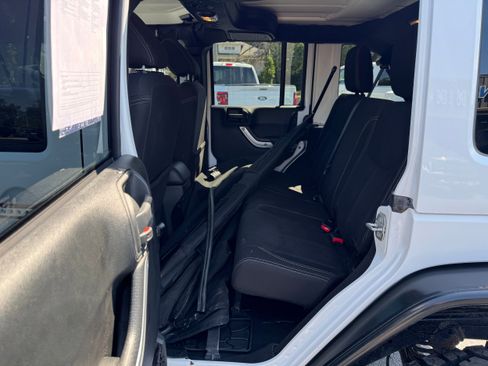 Used 2018 Jeep Wrangler Unlimited Rubicon w/ Cold Weather Group image 11