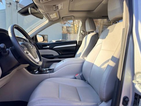 Used 2018 Toyota Highlander XLE image 17