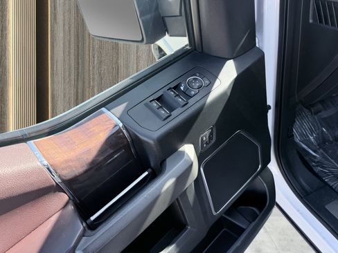 Used 2016 Ford F150 Platinum w/ Equipment Group 701A Luxury image 9