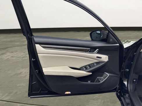Used 2018 Honda Accord Touring image 11