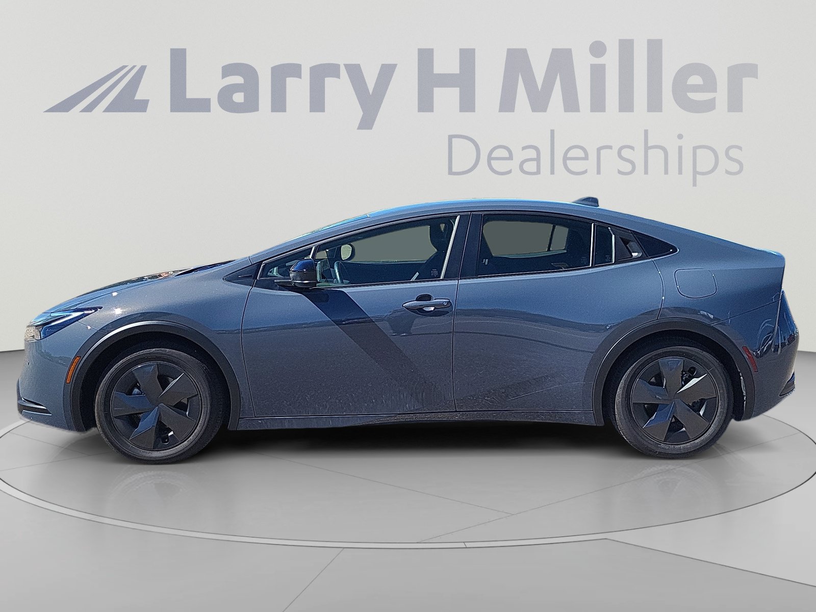 Used 2025 Toyota Prius LE FWD image 2