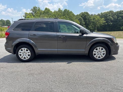 Used 2018 Dodge Journey SE w/ Connectivity Group FWD image 6