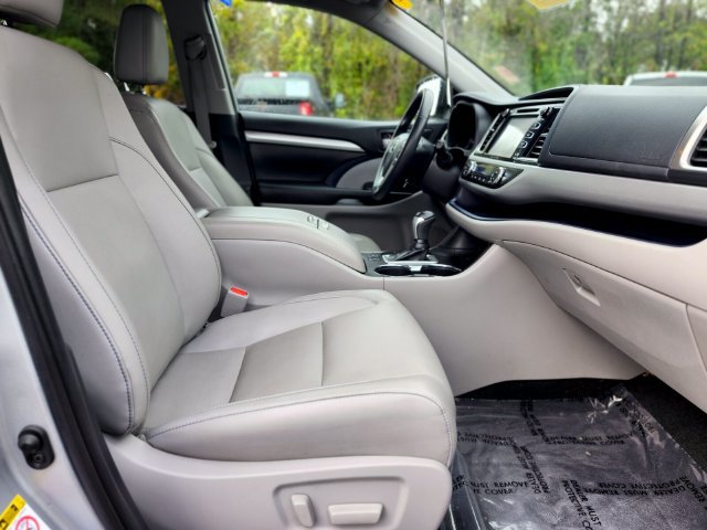 Used 2019 Toyota Highlander XLE AWD/4WD image 11