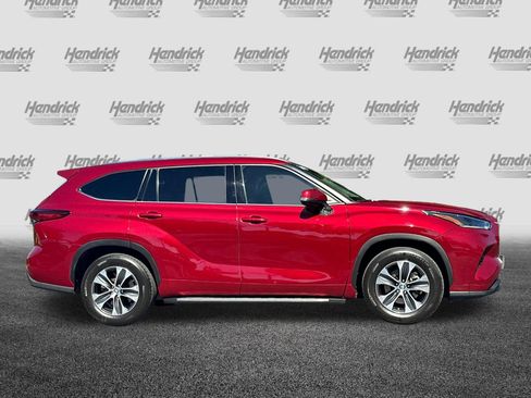 Used 2021 Toyota Highlander XLE FWD image 3