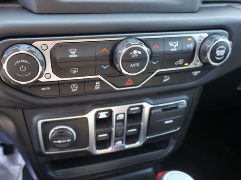 Used 2019 Jeep Wrangler Unlimited Sahara AWD/4WD image 25