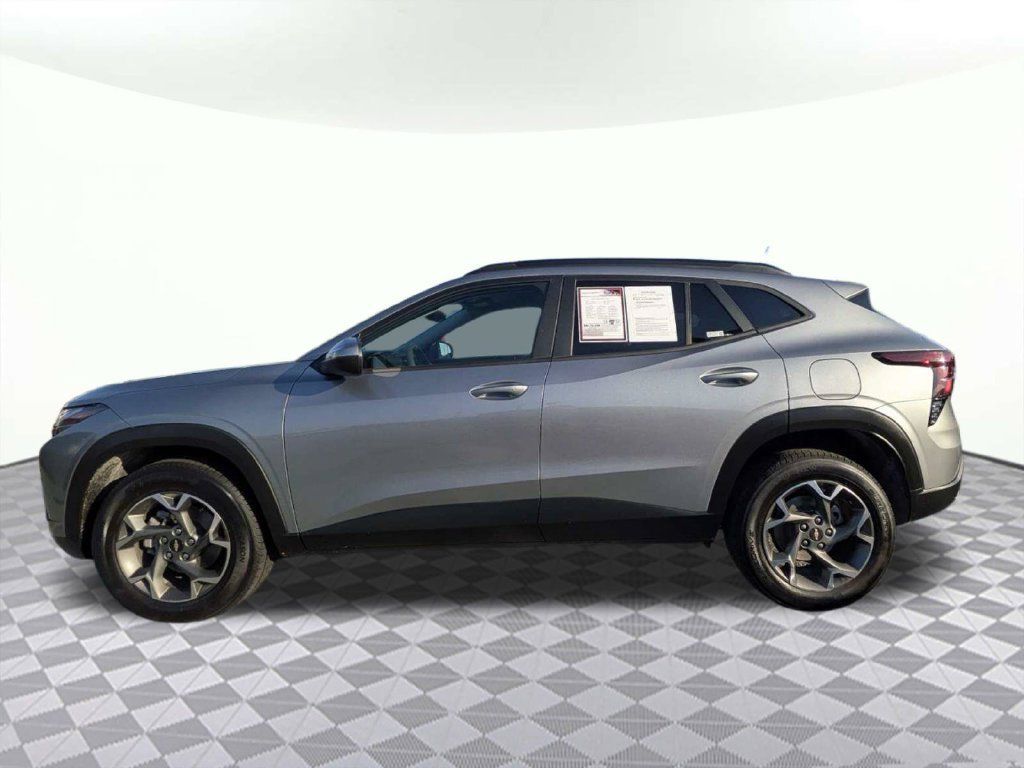 Used 2025 Chevrolet Trax LT FWD image 6