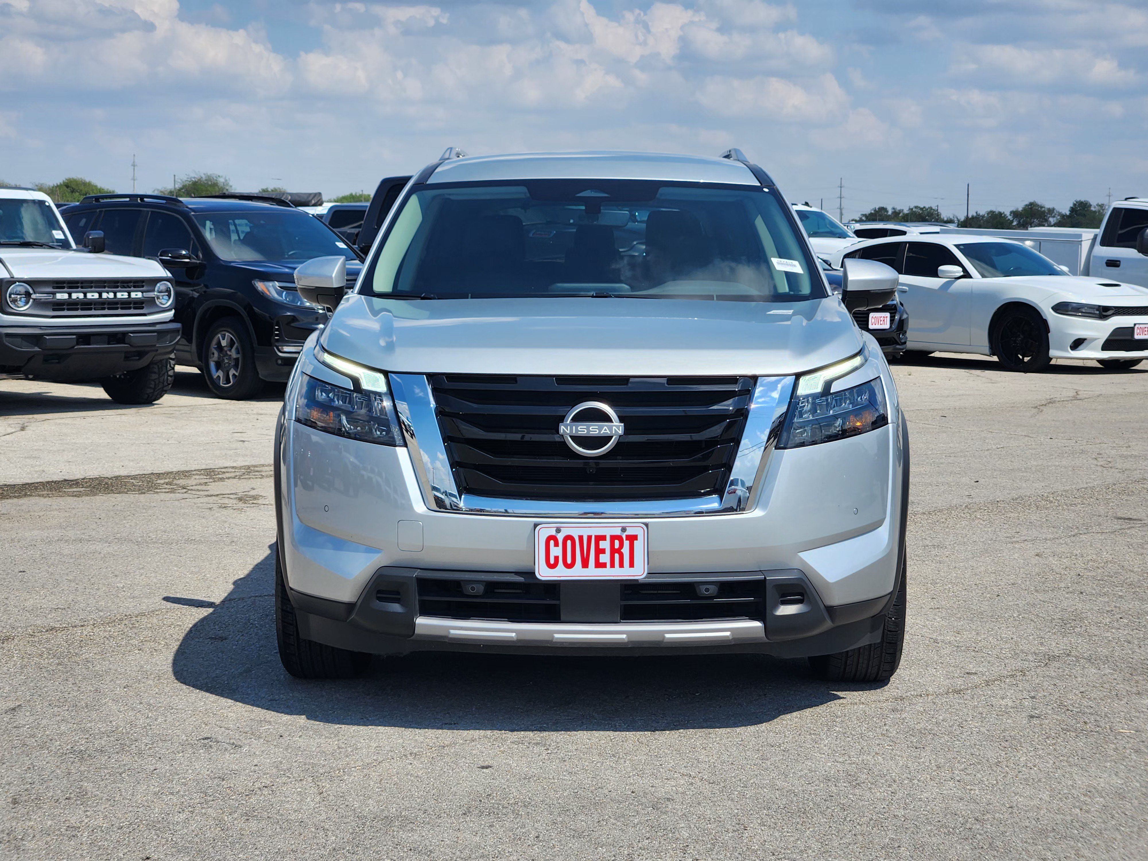 Used 2025 Nissan Pathfinder SL FWD image 2