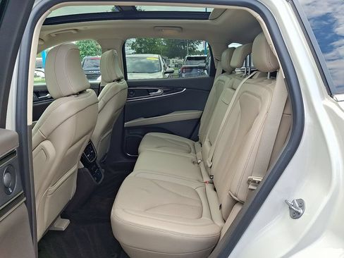 Used 2022 Lincoln Nautilus Reserve w/ Luxury Package AWD/4WD image 10