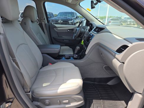 Used 2017 Chevrolet Traverse LT FWD image 22