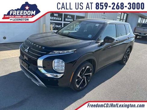 Used 2022 Mitsubishi Outlander SE image 1