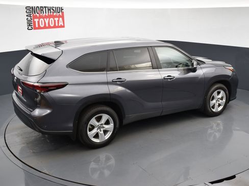 Used 2024 Toyota Highlander LE AWD/4WD image 22