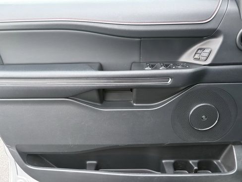 Used 2022 Ford Expedition Max Limited image 19