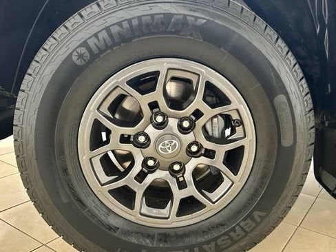 Used 2018 Toyota Tacoma SR5 AWD/4WD image 9