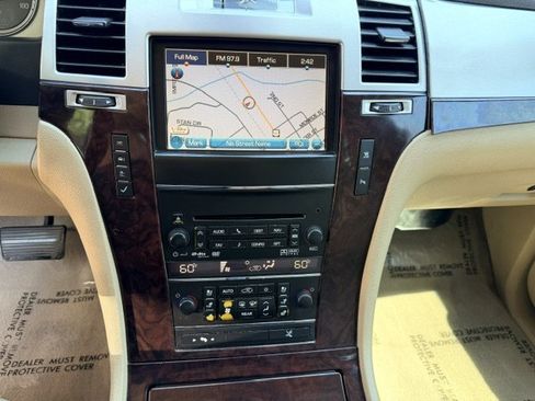 Used 2011 Cadillac Escalade Premium RWD image 27