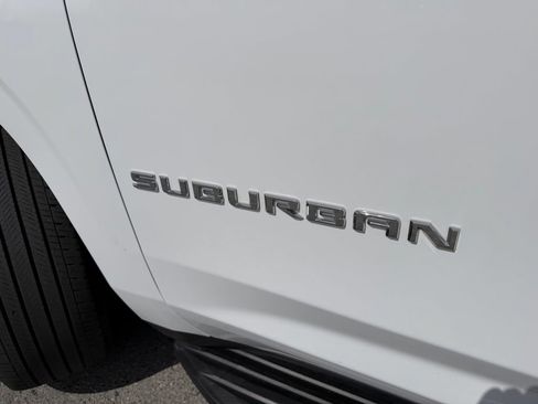 Used 2024 Chevrolet Suburban LT RWD image 12
