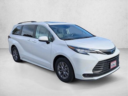 Certified 2023 Toyota Sienna LE image 3