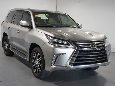 Used 2020 Lexus LX 570 4WD w/ Luxury Package image 3