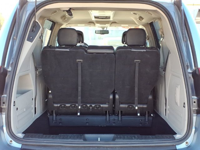 Used 2013 Chrysler Town & Country Touring-L w/ Driver Convenience Group FWD image 8