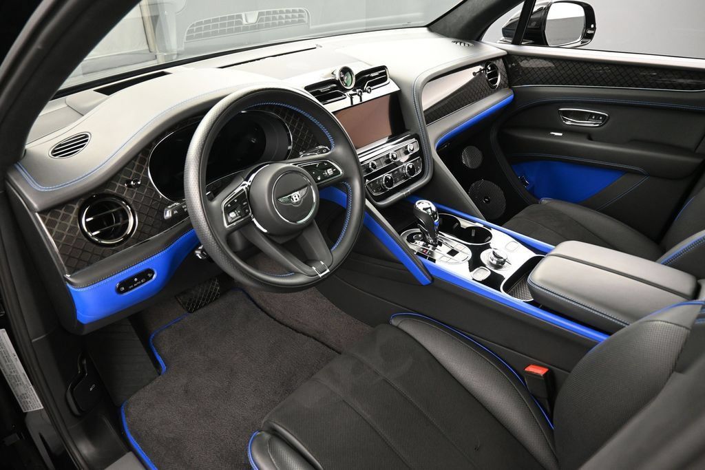 Certified 2025 Bentley Bentayga AWD/4WD image 4