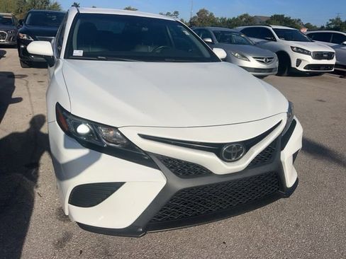 Used 2018 Toyota Camry SE image 2