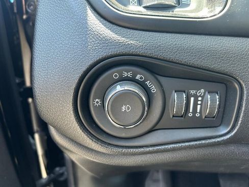 Used 2018 Jeep Renegade Altitude FWD image 39