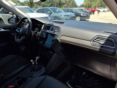 Certified 2024 Volkswagen Tiguan SE w/ Panoramic Sunroof Package FWD image 25