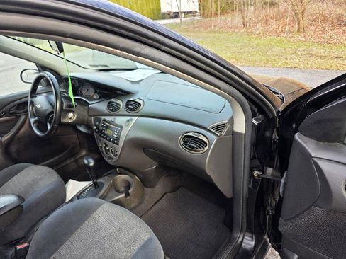 Used 2001 Ford Focus ZX3 Hatchback image 13