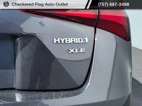 Used 2022 Toyota Prius XLE image 18