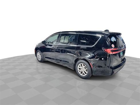 Used 2024 Chrysler Pacifica Touring-L image 6