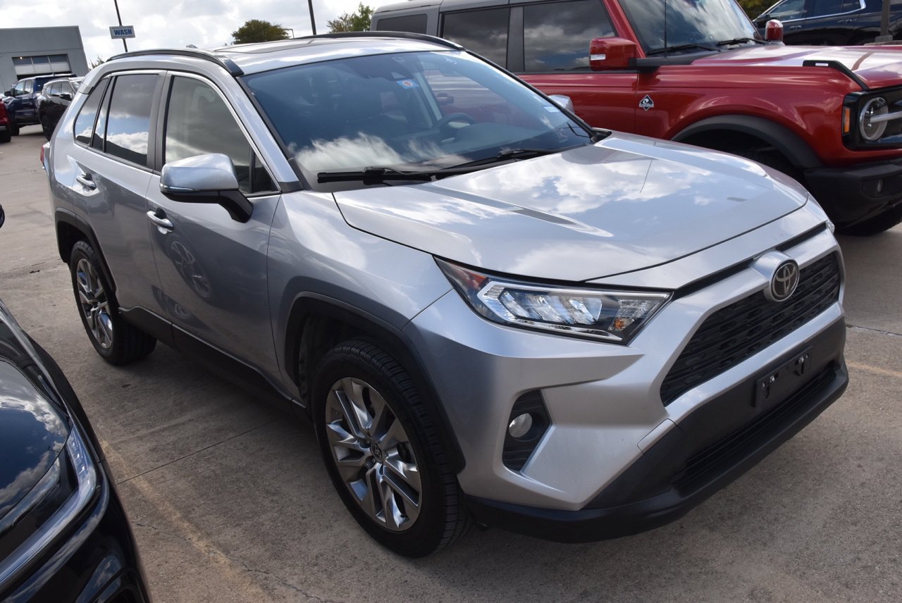 Used 2020 Toyota RAV4 XLE Premium AWD/4WD image 4