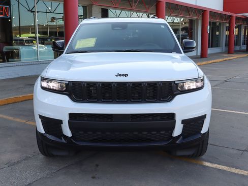 Used 2025 Jeep Grand Cherokee L Altitude image 3