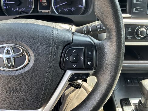 Used 2019 Toyota Highlander LE FWD image 20