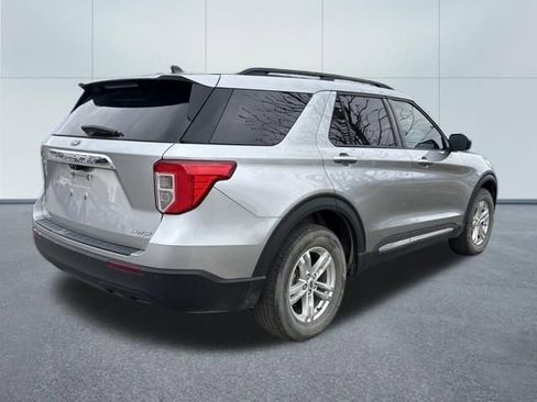 Used 2023 Ford Explorer XLT image 3