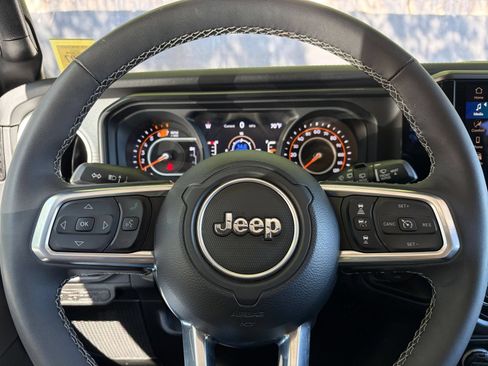 Used 2025 Jeep Wrangler Unlimited Sahara AWD/4WD image 28