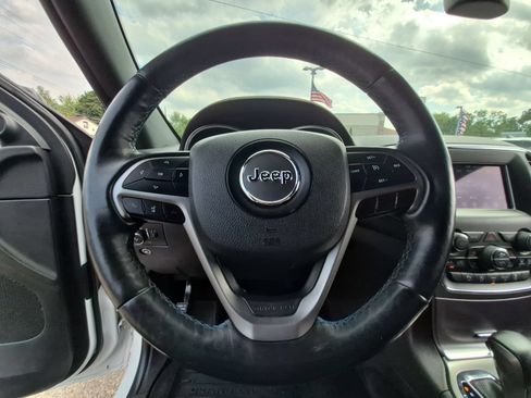 Used 2018 Jeep Grand Cherokee Laredo AWD/4WD image 25